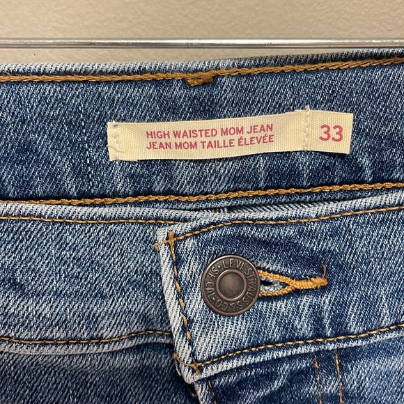 Levi’s High Rise Mom Jeans in color Medium Indigo. - Picture 2 of 6